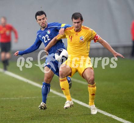 Fussball. Laenderspiel. Testspiel. Italien gegen Rumaenien. Giuseppe Rossi, (Italien), Gabriel Sebastian Tamas (Rumaenien). Klagenfurt, 17.11.2010. 
Foto: Kuess

---
pressefotos, pressefotografie, kuess, qs, qspictures, sport, bild, bilder, bilddatenbank