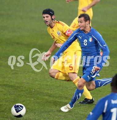 Fussball. Laenderspiel. Testspiel. Italien gegen Rumaenien. Alessandro Diamanti, (Italien), Cristian Eugen Chivu (Rumaenien). Klagenfurt, 17.11.2010. 
Foto: Kuess

---
pressefotos, pressefotografie, kuess, qs, qspictures, sport, bild, bilder, bilddatenbank