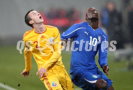 Fussball. Laenderspiel. Testspiel. Italien gegen Rumaenien. Barwuah Mario Balotelli, (Italien),  Cornel Emilian Rapa (Rumaenien). Klagenfurt, 17.11.2010. 
Foto: Kuess

---
pressefotos, pressefotografie, kuess, qs, qspictures, sport, bild, bilder, bilddatenbank