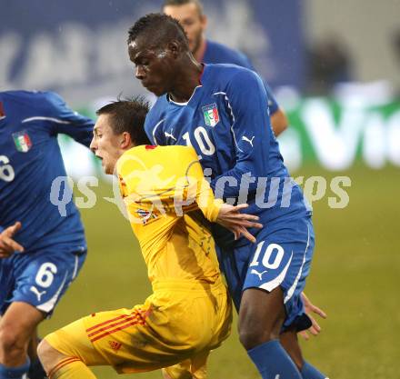 Fussball. Laenderspiel. Testspiel. Italien gegen Rumaenien. Barwuah Mario Balotelli, (Italien), Cornel Emilian Rapa (Rumaenien). Klagenfurt, 17.11.2010. 
Foto: Kuess

---
pressefotos, pressefotografie, kuess, qs, qspictures, sport, bild, bilder, bilddatenbank