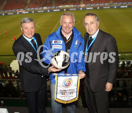 Fussball. Laenderspiel. Testspiel. Italien gegen Rumaenien. Gerhard Dörfler mit den Praesidenten der Fussballverbaende von Italien und Rumaenien. Klagenfurt, 17.11.2010. 
Foto: Kuess
---
pressefotos, pressefotografie, kuess, qs, qspictures, sport, bild, bilder, bilddatenbank