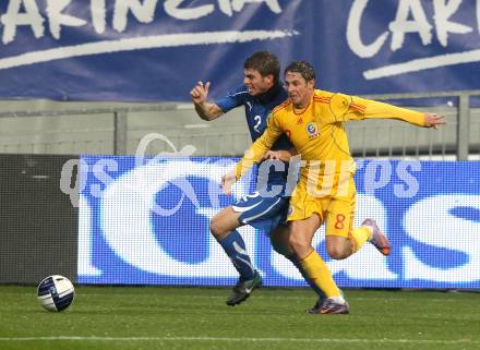 Fussball. Laenderspiel. Testspiel. Italien gegen Rumaenien. Davide Santon, (Italien), Ciprian Ioan Deac (Rumaenien). Klagenfurt, 17.11.2010. 
Foto: Kuess

---
pressefotos, pressefotografie, kuess, qs, qspictures, sport, bild, bilder, bilddatenbank