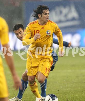 Fussball. Laenderspiel. Testspiel. Italien gegen Rumaenien. Giuseppe Rossi, (Italien), George Mihai Florescu (Rumaenien). Klagenfurt, 17.11.2010. 
Foto: Kuess

---
pressefotos, pressefotografie, kuess, qs, qspictures, sport, bild, bilder, bilddatenbank