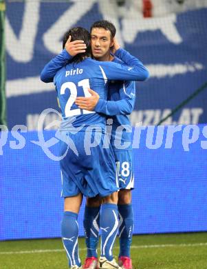 Fussball. Laenderspiel. Testspiel. Italien gegen Rumaenien. Torjubel Andrea Pirlo, Fabio Quagliarella (Italien). Klagenfurt, 17.11.2010. 
Foto: Kuess

---
pressefotos, pressefotografie, kuess, qs, qspictures, sport, bild, bilder, bilddatenbank