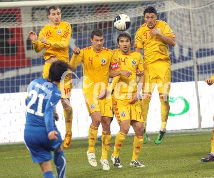 Fussball. Laenderspiel. Testspiel. Italien gegen Rumaenien. Andrea Pirlo, Bogdan Sorin Stancu, Gabriel Sebastian Tamas, Dan Alexa, Ciprian Andrei Marica (Rumaenien). Klagenfurt, 17.11.2010. 
Foto: Kuess

---
pressefotos, pressefotografie, kuess, qs, qspictures, sport, bild, bilder, bilddatenbank