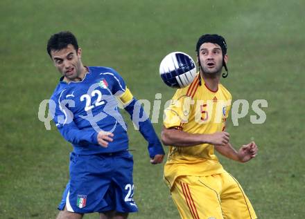 Fussball. Laenderspiel. Testspiel. Italien gegen Rumaenien. Giuseppe Rossi, (Italien), Christian Eugen Chivu (Rumaenien). Klagenfurt, 17.11.2010. 
Foto: Kuess

---
pressefotos, pressefotografie, kuess, qs, qspictures, sport, bild, bilder, bilddatenbank