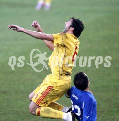 Fussball. Laenderspiel. Testspiel. Italien gegen Rumaenien. Giuseppe Rossi, (Italien), Adrian Ropotan (Rumaenien). Klagenfurt, 17.11.2010. 
Foto: Kuess

---
pressefotos, pressefotografie, kuess, qs, qspictures, sport, bild, bilder, bilddatenbank