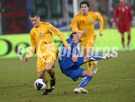 Fussball. Laenderspiel. Testspiel. Italien gegen Rumaenien. Alessandro Diamanti, (Italien), Gabriel Andrei Torje (Rumaenien). Klagenfurt, 17.11.2010. 
Foto: Kuess

---
pressefotos, pressefotografie, kuess, qs, qspictures, sport, bild, bilder, bilddatenbank