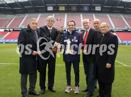 Fussball. Laenderspiel. Testspiel. Rumaenien gegen Italien. Uebergabe einer Statue des Heiligen Luigi Scrosoppi, Schutzpatron aller Fußballer an die Italiener. Gigi Riva, Manfred Peser, Cesare Prandelli, Walter Walzl, Umberto Tognoni, Dechant A. Johannes Pichler. Klagenfurt, 17.11.2010.
Foto: Kuess
---
pressefotos, pressefotografie, kuess, qs, qspictures, sport, bild, bilder, bilddatenbank