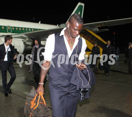 Fussball. Laenderspiel. Testspiel. Rumaenien gegen Italien. Ankunft der Italiener am Flughafen Klagenfurt. Mario Balotelli. Klagenfurt, 16.11.2010.
Foto: Kuess
---
pressefotos, pressefotografie, kuess, qs, qspictures, sport, bild, bilder, bilddatenbank