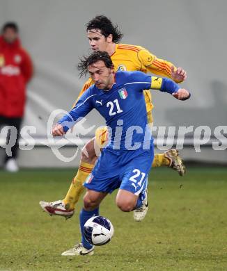 Fussball. Laenderspiel. Testspiel. Italien gegen Rumaenien. Andrea Pirlo, (Italien), George Mihai Florescu (Rumaenien). Klagenfurt, 17.11.2010. 
Foto: Kuess

---
pressefotos, pressefotografie, kuess, qs, qspictures, sport, bild, bilder, bilddatenbank