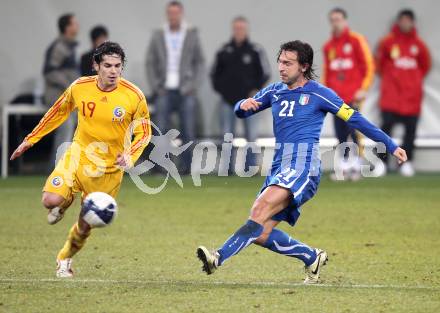 Fussball. Laenderspiel. Testspiel. Italien gegen Rumaenien. Andrea Pirlo, (Italien), George Mihai Florescu (Rumaenien). Klagenfurt, 17.11.2010. 
Foto: Kuess

---
pressefotos, pressefotografie, kuess, qs, qspictures, sport, bild, bilder, bilddatenbank