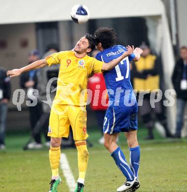 Fussball. Laenderspiel. Testspiel. Italien gegen Rumaenien. Andrea Ranocchia, (Italien), Ciprian Andrei Marica (Rumaenien). Klagenfurt, 17.11.2010. 
Foto: Kuess

---
pressefotos, pressefotografie, kuess, qs, qspictures, sport, bild, bilder, bilddatenbank