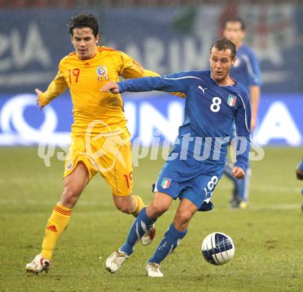 Fussball. Laenderspiel. Testspiel. Italien gegen Rumaenien. Alessandro Diamanti, (Italien), George Mihai Florescu (Rumaenien). Klagenfurt, 17.11.2010. 
Foto: Kuess

---
pressefotos, pressefotografie, kuess, qs, qspictures, sport, bild, bilder, bilddatenbank