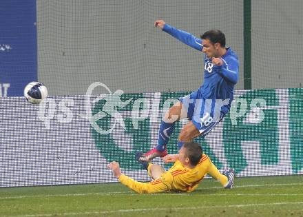 Fussball. Laenderspiel. Testspiel. Italien gegen Rumaenien. Fabio Quagliarella, (Italien), Dorin Nicolai Goian (Rumaenien). Klagenfurt, 17.11.2010. 
Foto: Kuess

---
pressefotos, pressefotografie, kuess, qs, qspictures, sport, bild, bilder, bilddatenbank