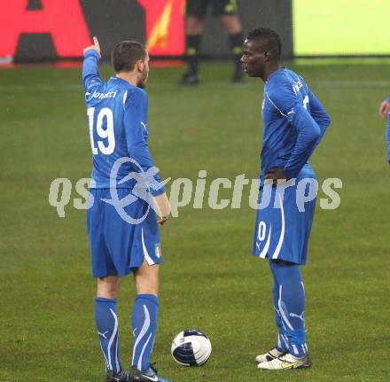 Fussball Laenderspiel. Testspiel. Rumaenien gegen Italien. Leonardo Bonucci, Barwuah Mario Balotelli (ITA). Klagenfurt, am 17.11.2010.
Foto: Kuess
---
pressefotos, pressefotografie, kuess, qs, qspictures, sport, bild, bilder, bilddatenbank