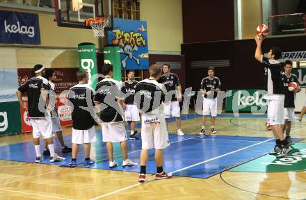 Basketball Bundesliga. Woerthersee Piraten gegen Xion Dukes Klosterneuburg.  Piraten beim Aufwaermen. Klagenfurt, 6.11.2010.
Foto:  Kuess

---
pressefotos, pressefotografie, kuess, qs, qspictures, sport, bild, bilder, bilddatenbank