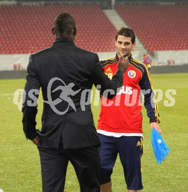 Fussball. Laenderspiel. Testspiel. Rumaenien gegen Italien. Training der Rumaenen im Stadion Klagenfurt. Mario Balotelli, Cristian Eugen Chivu. Klagenfurt, 16.11.2010.
Foto: Kuess
---
pressefotos, pressefotografie, kuess, qs, qspictures, sport, bild, bilder, bilddatenbank