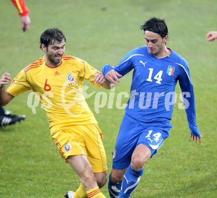 Fussball. Laenderspiel. Testspiel. Italien gegen Rumaenien. Alberto Aquilani, (Italien), Adrian Ropotan (Rumaenien). Klagenfurt, 17.11.2010. 
Foto: Kuess

---
pressefotos, pressefotografie, kuess, qs, qspictures, sport, bild, bilder, bilddatenbank