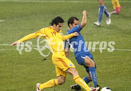 Fussball. Laenderspiel. Testspiel. Italien gegen Rumaenien. Cristian Ledesma, (Italien), George Mihai Florescu (Rumaenien). Klagenfurt, 17.11.2010. 
Foto: Kuess

---
pressefotos, pressefotografie, kuess, qs, qspictures, sport, bild, bilder, bilddatenbank