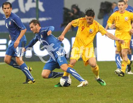 Fussball. Laenderspiel. Testspiel. Italien gegen Rumaenien. Alessandro Diamanti, (Italien), Ciprian Andrei Marica (Rumaenien). Klagenfurt, 17.11.2010. 
Foto: Kuess

---
pressefotos, pressefotografie, kuess, qs, qspictures, sport, bild, bilder, bilddatenbank