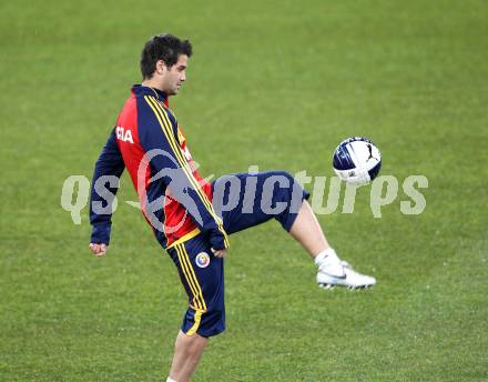 Fussball. Laenderspiel. Testspiel. Rumaenien gegen Italien. Training der Rumaenen im Stadion Klagenfurt. Cristian Eugen Chivu. Klagenfurt, 16.11.2010.
Foto: Kuess
---
pressefotos, pressefotografie, kuess, qs, qspictures, sport, bild, bilder, bilddatenbank