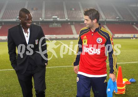 Fussball. Laenderspiel. Testspiel. Rumaenien gegen Italien. Training der Rumaenen im Stadion Klagenfurt. Mario Balotelli, Cristian Eugen Chivu. Klagenfurt, 16.11.2010.
Foto: Kuess
---
pressefotos, pressefotografie, kuess, qs, qspictures, sport, bild, bilder, bilddatenbank