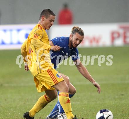 Fussball. Laenderspiel. Testspiel. Italien gegen Rumaenien. Federico Balzaretti, (Italien), Gabriel Andrei Torje (Rumaenien). Klagenfurt, 17.11.2010. 
Foto: Kuess

---
pressefotos, pressefotografie, kuess, qs, qspictures, sport, bild, bilder, bilddatenbank