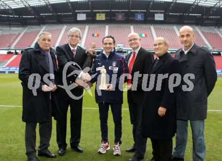 Fussball. Laenderspiel. Testspiel. Rumaenien gegen Italien. Uebergabe einer Statue des Heiligen Luigi Scrosoppi, Schutzpatron aller Fußballer an die Italiener. Gigi Riva, Manfred Peser, Cesare Prandelli, Walter Walzl, Umberto Tognoni, Dechant A. Johannes Pichler. Klagenfurt, 17.11.2010.
Foto: Kuess
---
pressefotos, pressefotografie, kuess, qs, qspictures, sport, bild, bilder, bilddatenbank