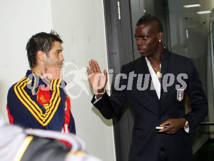 Fussball. Laenderspiel. Testspiel. Rumaenien gegen Italien. Training der Rumaenen im Stadion Klagenfurt. Mario Balotelli,  Cristian Eugen Chivu. Klagenfurt, 16.11.2010.
Foto: Kuess
---
pressefotos, pressefotografie, kuess, qs, qspictures, sport, bild, bilder, bilddatenbank