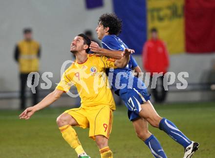 Fussball. Laenderspiel. Testspiel. Italien gegen Rumaenien. Andrea Ranocchia, (Italien), Ciprian Andrei Marica (Rumaenien). Klagenfurt, 17.11.2010. 
Foto: Kuess

---
pressefotos, pressefotografie, kuess, qs, qspictures, sport, bild, bilder, bilddatenbank