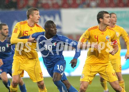 Fussball. Laenderspiel. Testspiel. Italien gegen Rumaenien. Barwuah Mario Balotelli, (Italien), Dorin Nicolai Goian, Gabriel Sebastian Tamas (Rumaenien). Klagenfurt, 17.11.2010. 
Foto: Kuess

---
pressefotos, pressefotografie, kuess, qs, qspictures, sport, bild, bilder, bilddatenbank