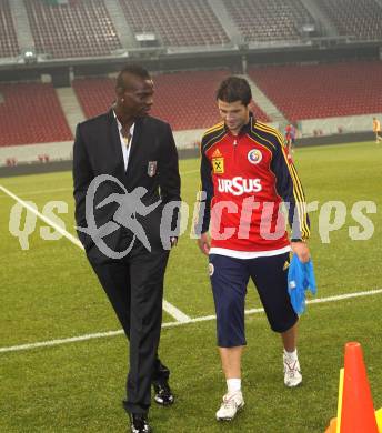 Fussball. Laenderspiel. Testspiel. Rumaenien gegen Italien. Training der Rumaenen im Stadion Klagenfurt. Mario Balotelli,  Cristian Eugen Chivu. Klagenfurt, 16.11.2010.
Foto: Kuess
---
pressefotos, pressefotografie, kuess, qs, qspictures, sport, bild, bilder, bilddatenbank