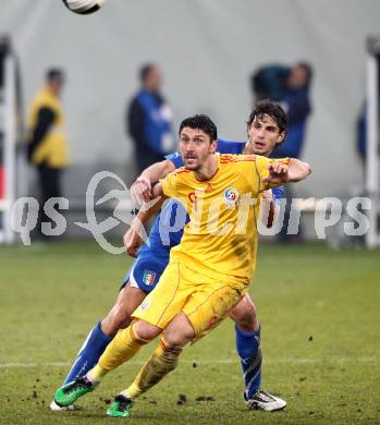 Fussball. Laenderspiel. Testspiel. Italien gegen Rumaenien. Andrea Ranocchia, (Italien), Ciprian Andrei Marica (Rumaenien). Klagenfurt, 17.11.2010. 
Foto: Kuess

---
pressefotos, pressefotografie, kuess, qs, qspictures, sport, bild, bilder, bilddatenbank