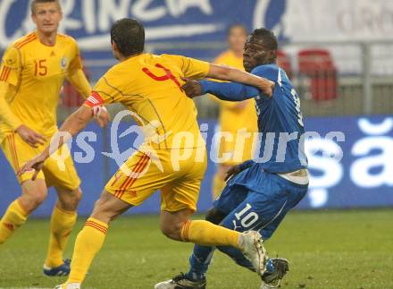 Fussball. Laenderspiel. Testspiel. Italien gegen Rumaenien. Barwuah Mario Balotelli, (Italien), Gabriel Sebastian Tamas (Rumaenien). Klagenfurt, 17.11.2010. 
Foto: Kuess

---
pressefotos, pressefotografie, kuess, qs, qspictures, sport, bild, bilder, bilddatenbank