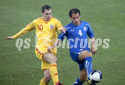 Fussball. Laenderspiel. Testspiel. Italien gegen Rumaenien. Cristian Ledesma, (Italien), Bogdan Sorin Stancu (Rumaenien). Klagenfurt, 17.11.2010. 
Foto: Kuess

---
pressefotos, pressefotografie, kuess, qs, qspictures, sport, bild, bilder, bilddatenbank