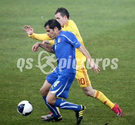 Fussball. Laenderspiel. Testspiel. Italien gegen Rumaenien. Cristian Ledesma, (Italien), Bogdan Sorin Stancu (Rumaenien). Klagenfurt, 17.11.2010. 
Foto: Kuess

---
pressefotos, pressefotografie, kuess, qs, qspictures, sport, bild, bilder, bilddatenbank