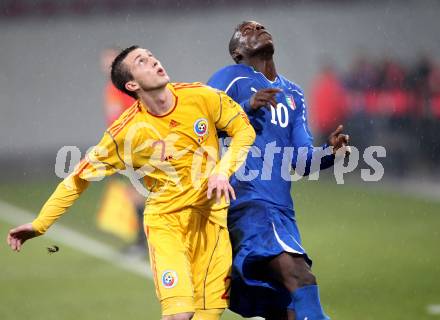 Fussball. Laenderspiel. Testspiel. Italien gegen Rumaenien. Barwuah Mario Balotelli, (Italien), Cornel Emilian Rapa (Rumaenien). Klagenfurt, 17.11.2010. 
Foto: Kuess

---
pressefotos, pressefotografie, kuess, qs, qspictures, sport, bild, bilder, bilddatenbank