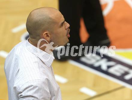 Basketball Bundesliga. Woerthersee Piraten gegen Xion Dukes Klosterneuburg.  Trainer Joachim Buggelsheim (Piraten). Klagenfurt, 6.11.2010.
Foto:  Kuess

---
pressefotos, pressefotografie, kuess, qs, qspictures, sport, bild, bilder, bilddatenbank