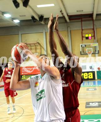 Basketball Bundesliga. Woerthersee Piraten gegen BC Vienna.  Bernhard Weber (Piraten), Spencer Rhynes (Vienna). Klagenfurt, 21.11.2010.
Foto:  Kuess

---
pressefotos, pressefotografie, kuess, qs, qspictures, sport, bild, bilder, bilddatenbank