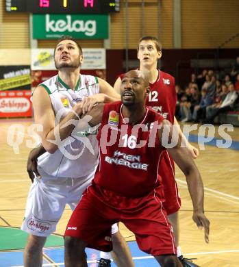 Basketball Bundesliga. Woerthersee Piraten gegen BC Vienna.  Bernhard Weber, (Piraten), Spencer Rhynes
 (Vienna). Klagenfurt, 21.11.2010.
Foto:  Kuess

---
pressefotos, pressefotografie, kuess, qs, qspictures, sport, bild, bilder, bilddatenbank