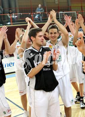 Basketball Bundesliga. Woerthersee Piraten gegen BC Vienna.  Jubel PIraten. Klagenfurt, 21.11.2010.
Foto:  Kuess

---
pressefotos, pressefotografie, kuess, qs, qspictures, sport, bild, bilder, bilddatenbank