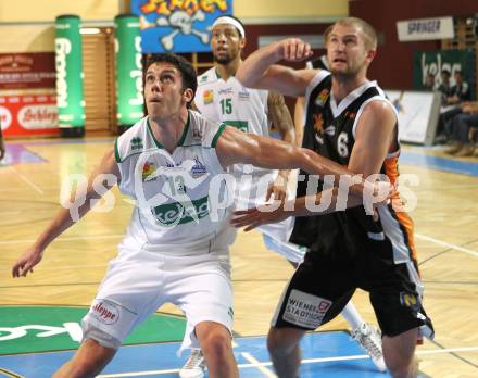 Basketball Bundesliga. Woerthersee Piraten gegen Xion Dukes Klosterneuburg.  Erik Rhinehart (Piraten),  Matthew Rachar (Klosterneuburg). Klagenfurt, 6.11.2010.
Foto:  Kuess

---
pressefotos, pressefotografie, kuess, qs, qspictures, sport, bild, bilder, bilddatenbank