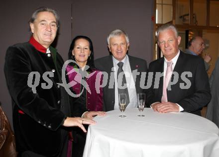 Fussball. Regionalliga. 40-Jahr Feier SAK. Alois Obwurzer mit Gattin, Thomas Partl, Reinhard Tellian. Klagenfurt, am 20.11.2010.
Foto: Kuess
---
pressefotos, pressefotografie, kuess, qs, qspictures, sport, bild, bilder, bilddatenbank