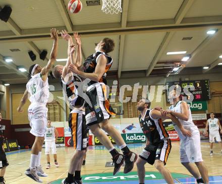 Basketball Bundesliga. Woerthersee Piraten gegen Xion Dukes Klosterneuburg.  Thomas Kennedy, Bernhard Weber (Piraten),  Matthew Rachar, Ramiz Suljanovic (Klosterneuburg). Klagenfurt, 6.11.2010.
Foto:  Kuess

---
pressefotos, pressefotografie, kuess, qs, qspictures, sport, bild, bilder, bilddatenbank