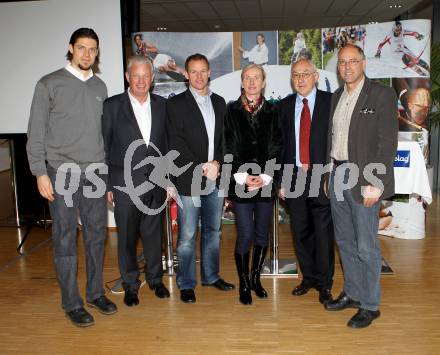 Kaernten Sport. Package Uebergabe. Christoph Brandner (KAC), Landessportdirektor Reinhard Tellian, Johan Stroemwall (VSV), Roswitha Stadlober, Raimund Berger. Klagenfurt, 22.11.2010.
Foto: Kuess
---
pressefotos, pressefotografie, kuess, qs, qspictures, sport, bild, bilder, bilddatenbank