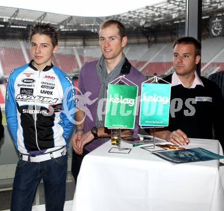 Kaernten Sport. Package Uebergabe. Sportlermeeting. Mario Oberrauter (Radsport), Uwe Hochenwarter (Radsport), Christoph Knauder (Naturbahnrodeln). Klagenfurt, 22.11.2010.
Foto: Kuess
---
pressefotos, pressefotografie, kuess, qs, qspictures, sport, bild, bilder, bilddatenbank