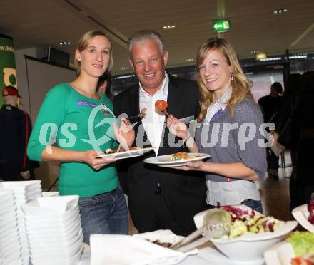 Kaernten Sport. Package Uebergabe. Sandra Kleinberger (Fechten), Reinhard Tellian, Petra Steinbauer (Judo). Klagenfurt, 22.11.2010.
Foto: Kuess
---
pressefotos, pressefotografie, kuess, qs, qspictures, sport, bild, bilder, bilddatenbank