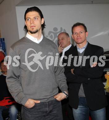 Kaernten Sport. Package Uebergabe. Sportlermeeting. Eishockey. Christoph Brandner (KAC), Johan Stroemwall (VSV)Klagenfurt, 22.11.2010.
Foto: Kuess
---
pressefotos, pressefotografie, kuess, qs, qspictures, sport, bild, bilder, bilddatenbank