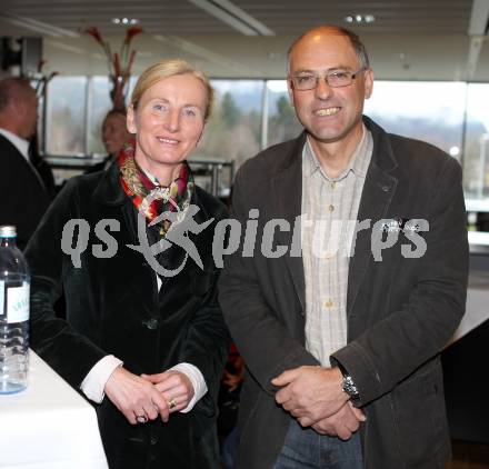 Kaernten Sport. Package Uebergabe. Sportlermeeting. Roswitha Stadlober, Raimund Berger. Klagenfurt, 22.11.2010.
Foto: Kuess
---
pressefotos, pressefotografie, kuess, qs, qspictures, sport, bild, bilder, bilddatenbank